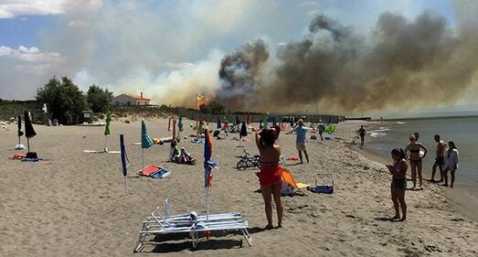 Fiamme fanno evacuare la spiaggia a Capalbio 2