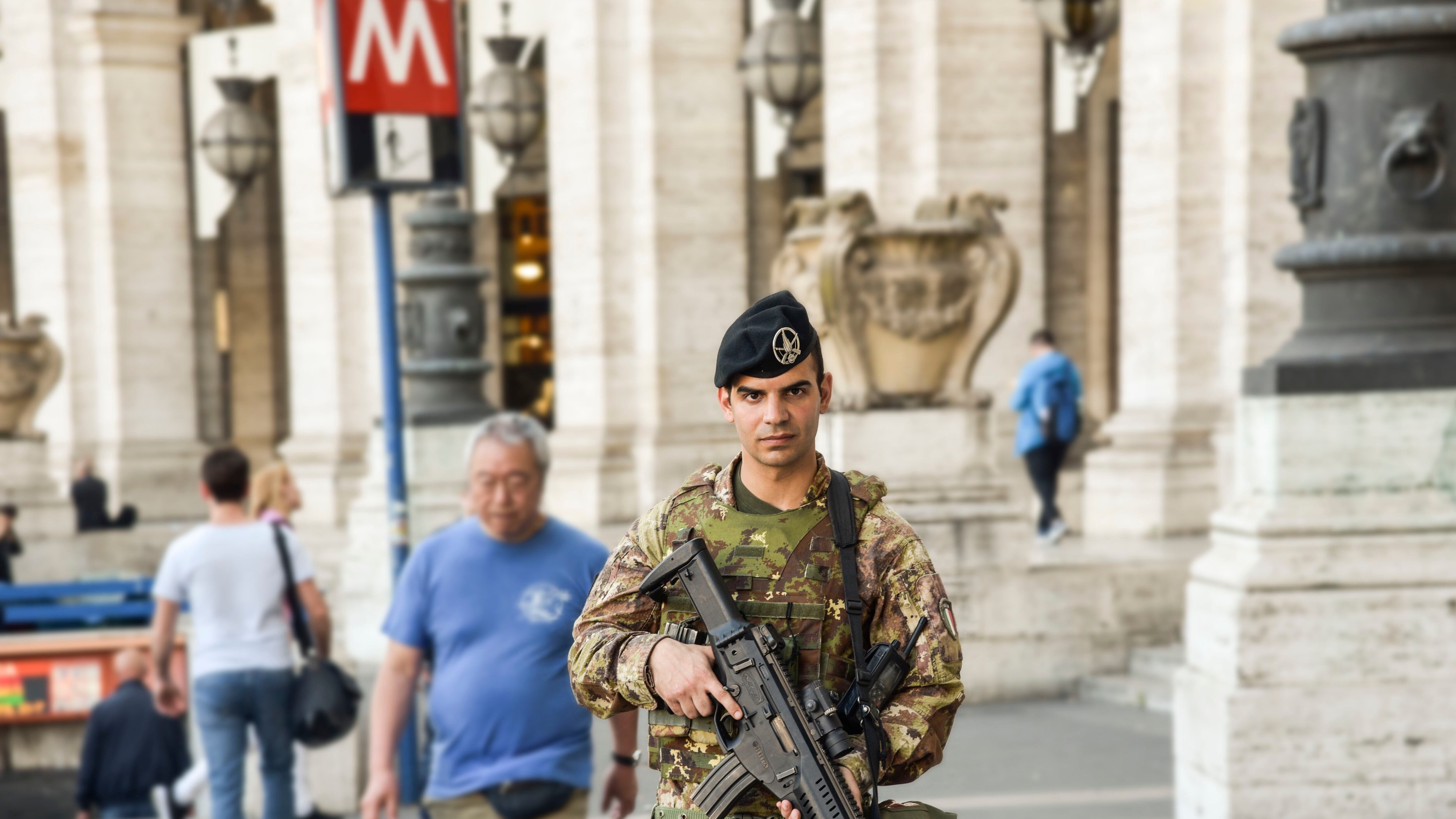 Droni, Internet e pattuglie: cosa si può fare per prevenire la furia terrorista