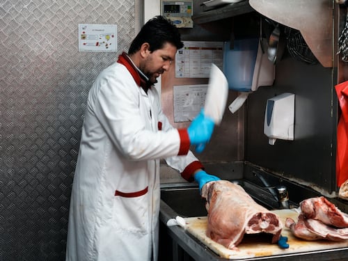 Carne halal in Italia: zona grigia tra legge laica, certificazione e discriminazione