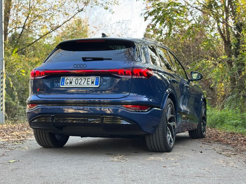 Audi Q6 e-tron, la gallery del nuovo SUV elettrico divertente alla guida 14
