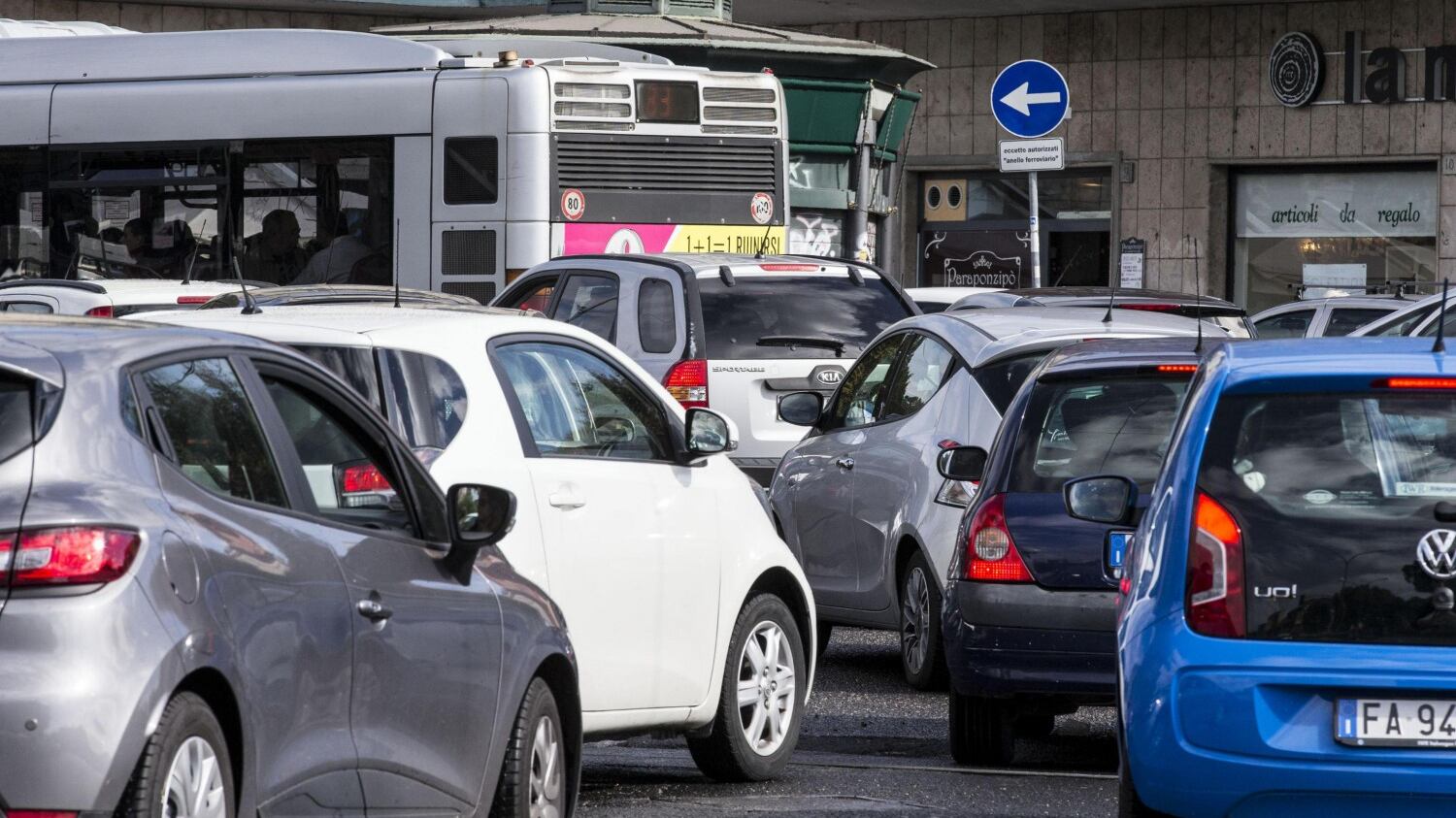 Inscatolati in auto nella colonna di agosto. È la grande migrazione del Quarto Stato