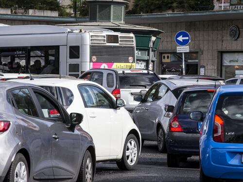 Inscatolati in auto nella colonna di agosto. È la grande migrazione del Quarto Stato