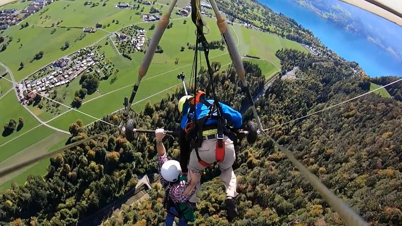 Il pilota non lo aggancia: turista vola in deltaplano aggrappato con le mani