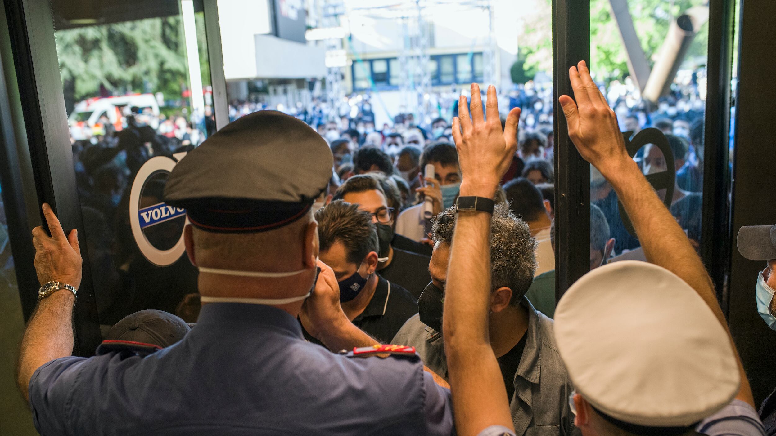 L'open day di Janssen degenera in maxirissa. Urla, spinte e malori col miraggio monodose