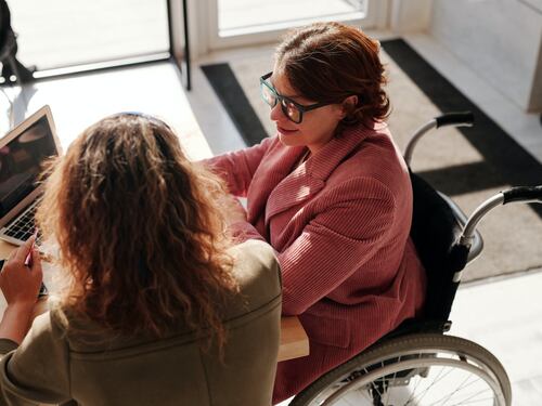 Legge 104 e accompagnamento: quali sono le differenze e chi ne può usufruire
