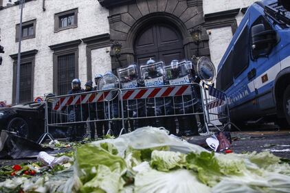 Uova sui poliziotti: la protesta dei centri sociali a Milano 5
