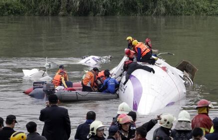 L'aereo urta il ponte e si schianta 8