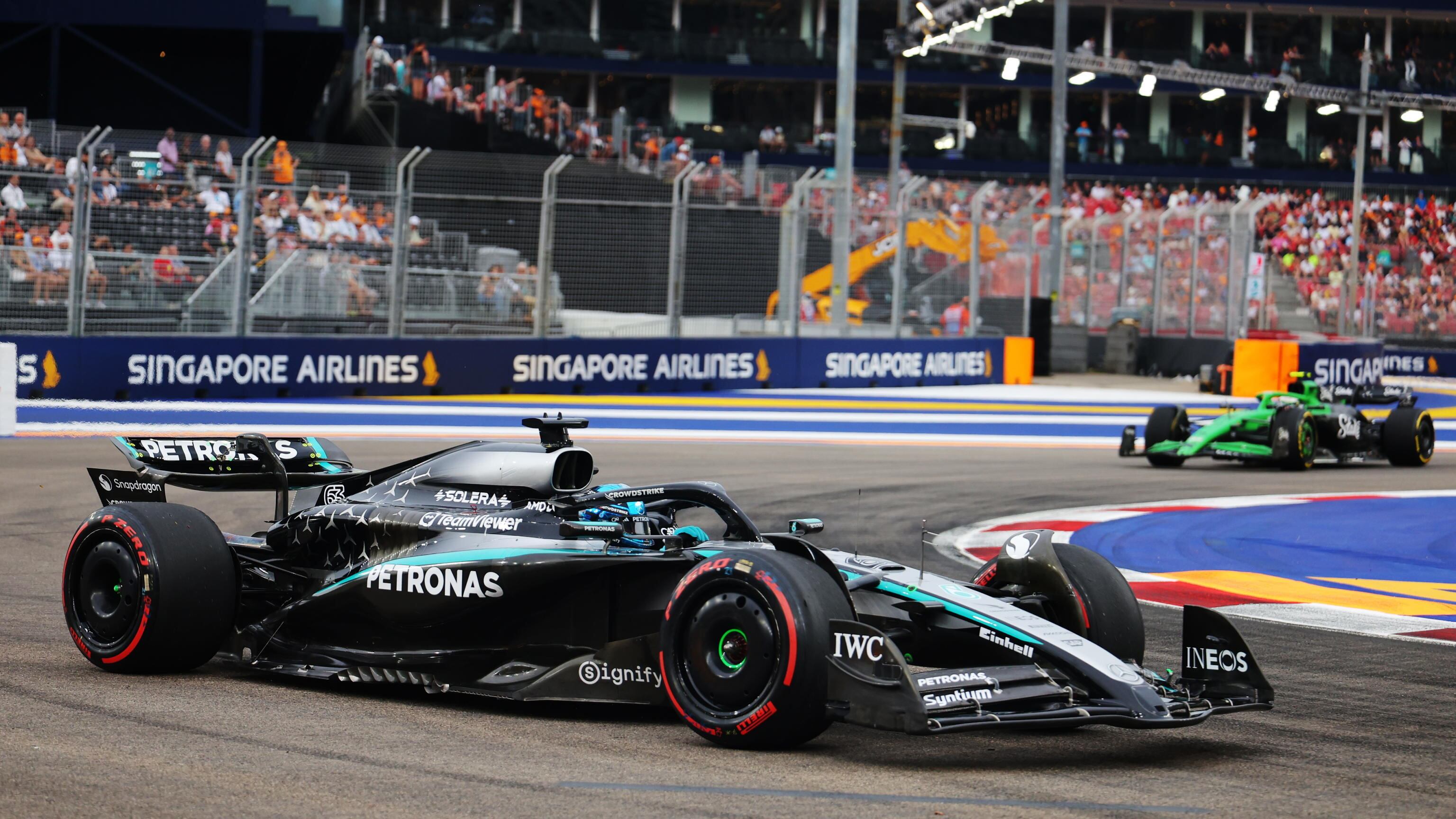 F1, pole e record a Singapore per Russell. Super Antonelli quarto, male le Ferrari
