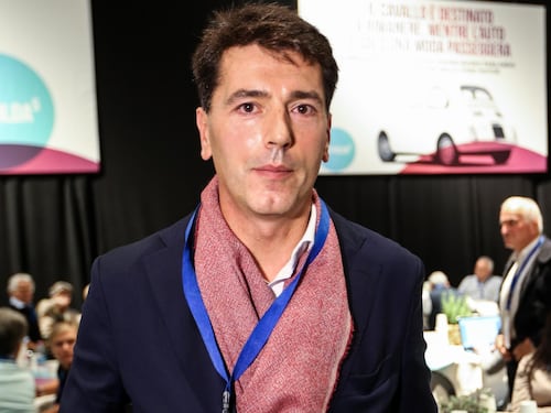 Serra e l'acquisto di azioni che imbarazza il premier
