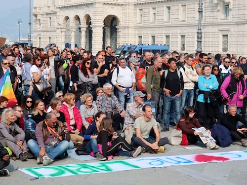 Trieste non molla: "Via il green pass e scuse ufficiali per gli scontri"