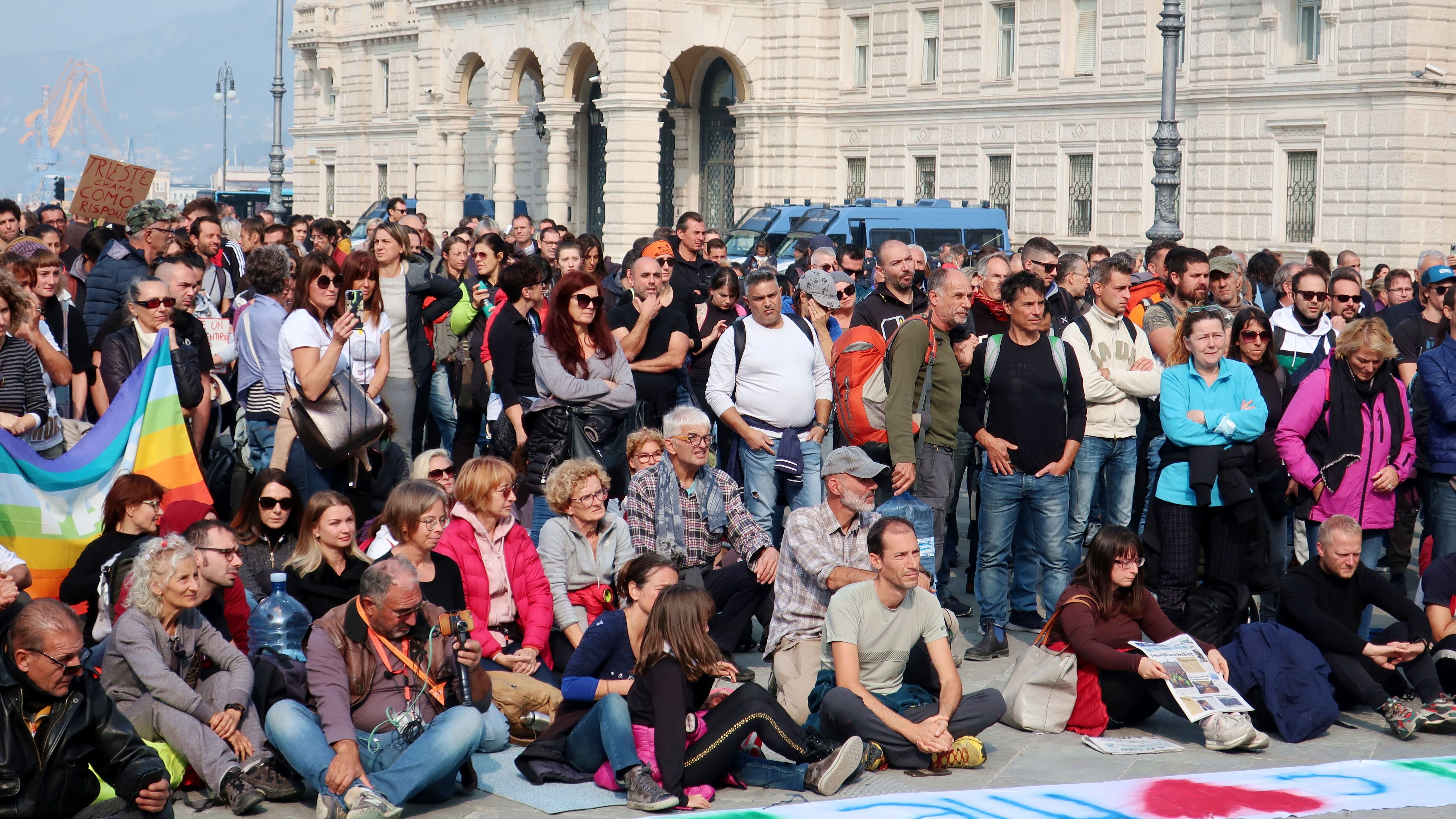 Trieste, 8mila in arrivo distanziati e mascherati. E la città è già focolaio