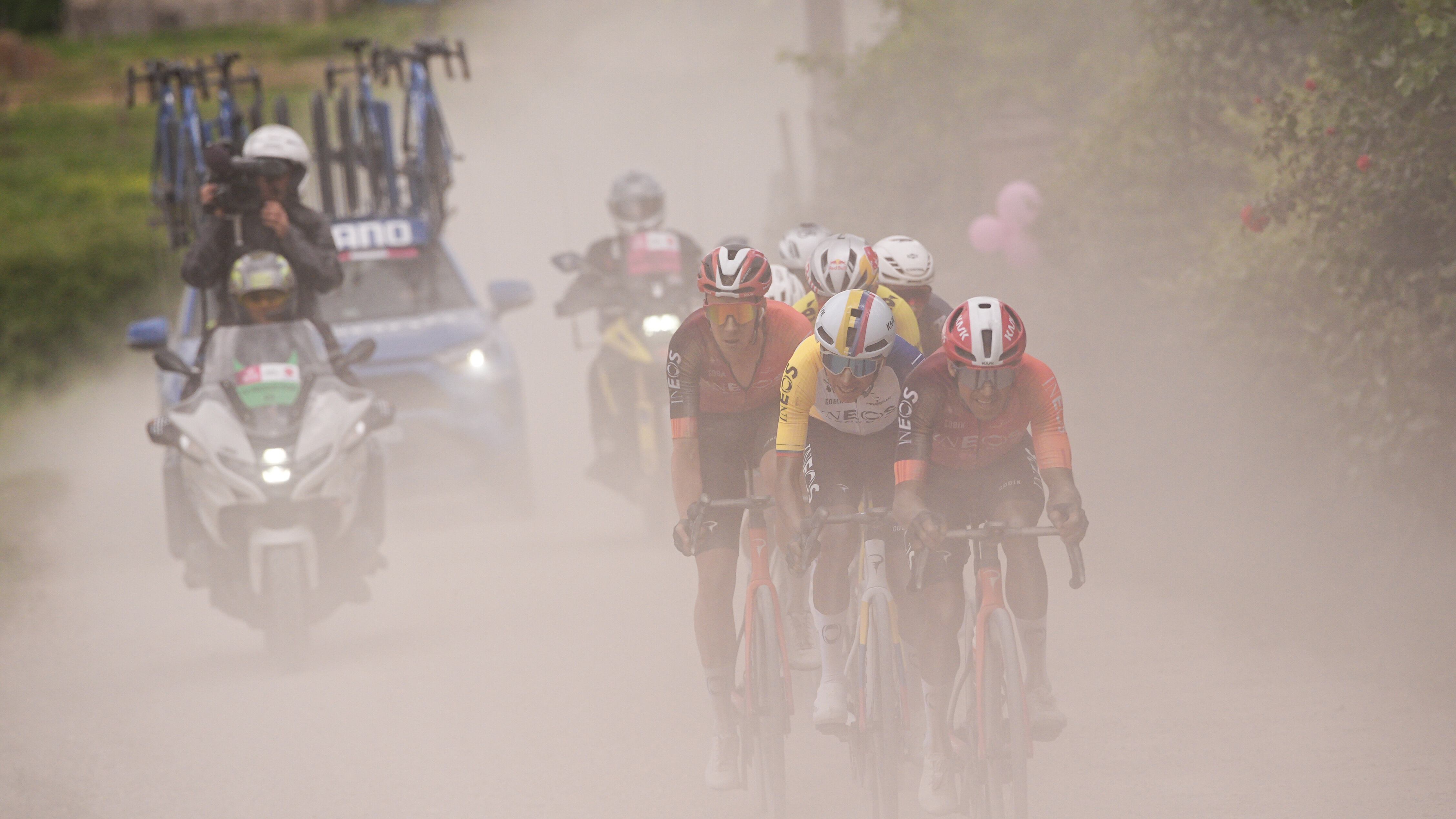 Giro d’Italia, rivoluzione strade bianche. Crisi Roglic, Van Aert vince, Del Toro in rosa