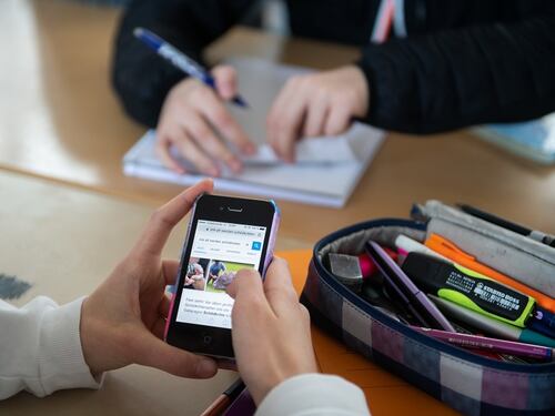 Il 24% dei ragazzi scambia foto hard online, il 15% le manda a terzi