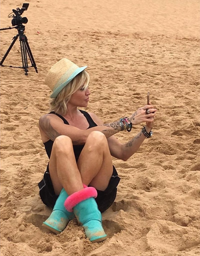 Paola Barale, sexy giramondo 17