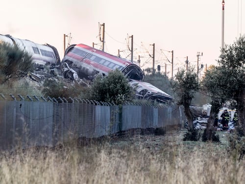 Spagna, primo giorno di lutto dopo il disastro ferroviario: ancora 64 dispersi, proseguono le operazioni di soccorso
