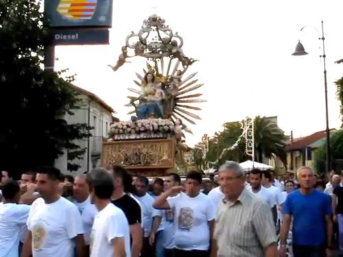 I boss devoti alle processioni? Macché fede, è soltanto vanità
