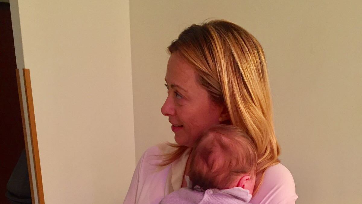 Ecco mamma Meloni: "I miei primi 100 giorni con la piccola Ginevra"