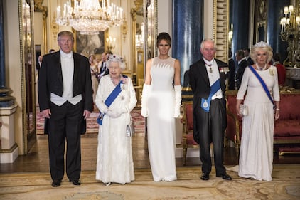 Melania Trump dalla regina con abito e guanti bianchi 3