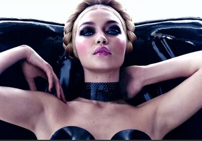 Gigi Hadid, la sexy modella sfreccia con Lewis Hamilton 1