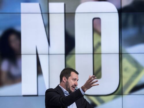 "O siete con Salvini o siete cristiani". Bufera sul prete comasco