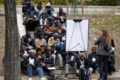 Parigi invasa dai migranti 10