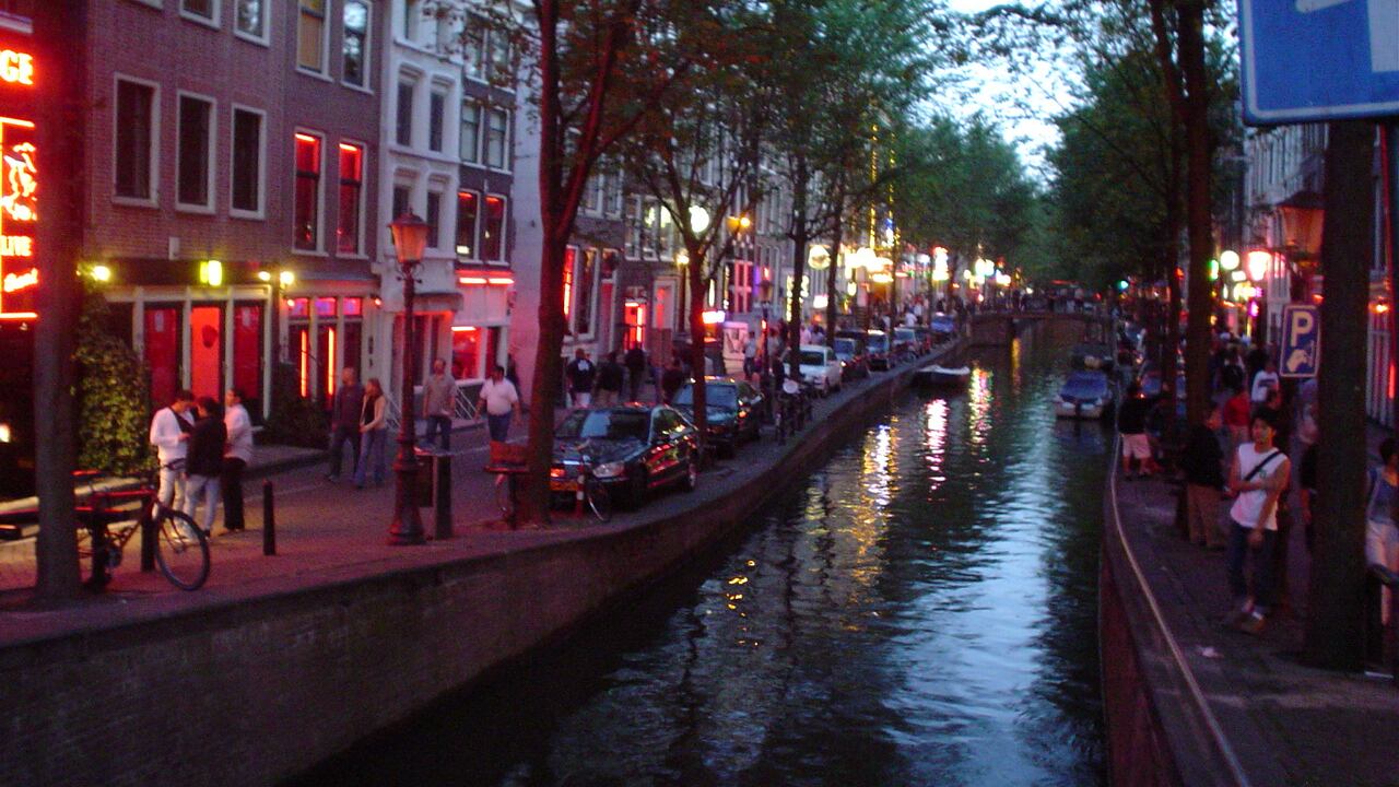 Amsterdam, attacco con coltello in piazza Dam. Cinque feriti, fermato l'aggressore