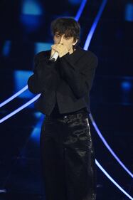 Sanremo 2024: ecco il look della quarta serata del Festival di Sangiovanni 5