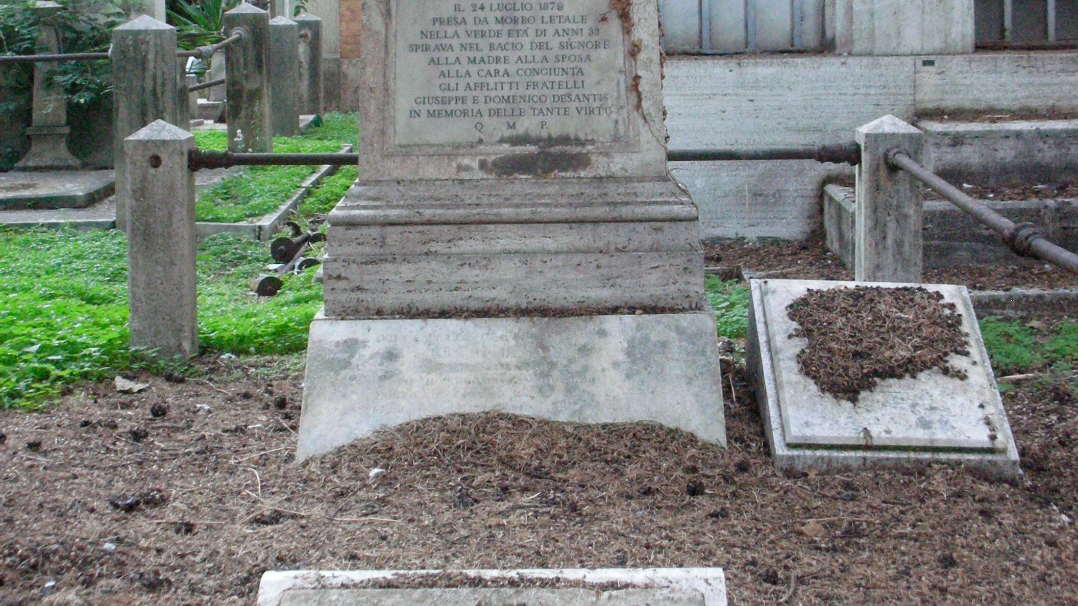 Degrado nei cimiteri: a Cassino le tombe usate come toilette