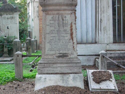 Degrado nei cimiteri: a Cassino le tombe usate come toilette