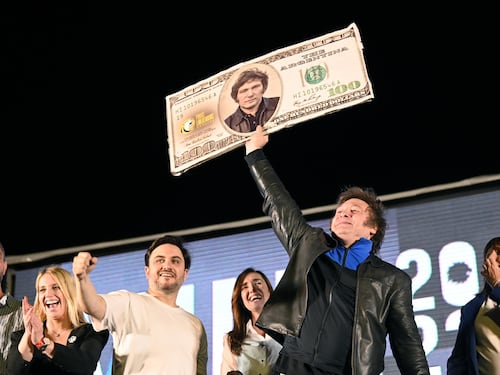 Sfida tra “El loco” Milei e il peronista Massa: guida al ballottaggio in Argentina