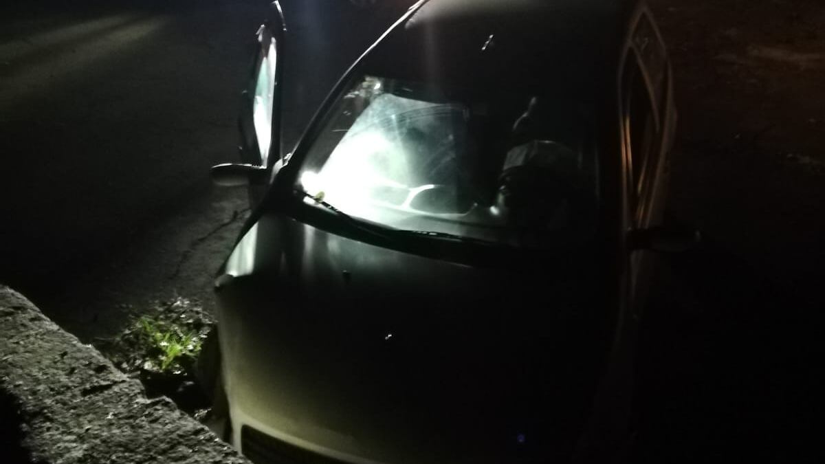 Fuggono all'alt dei carabinieri ma si schiantano al muro con la macchina, poi simulano un furto