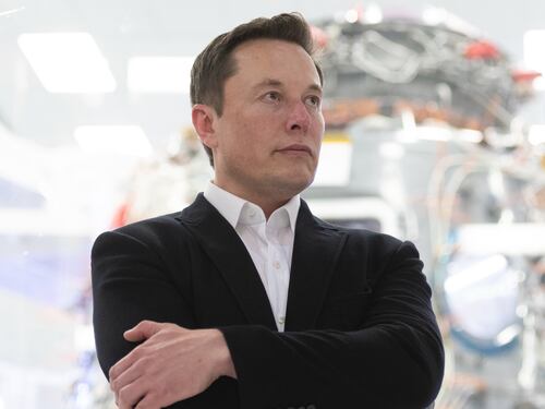 Elon Musk fa il paladino della libertà di parola. "Se vi licenziano per un like, vi pago il legale"