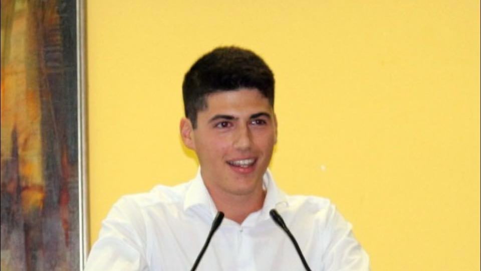 "Hai il collo troppo intatto". La minaccia choc al coordinatore di FdI per l'incontro su Charlie Kirk