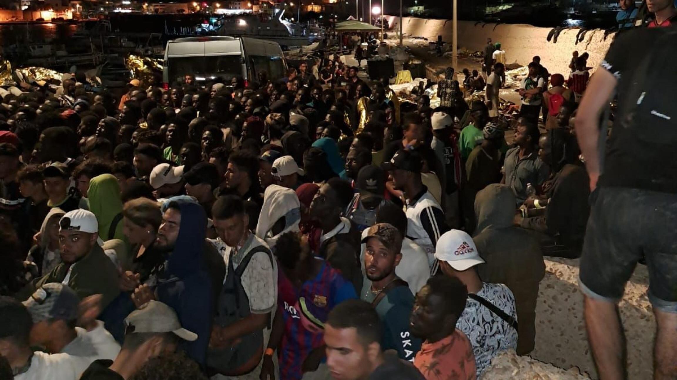 Lampedusa esplode: oltre 7mila migranti ammassati sull'isola, annega un bimbo. Cariche della polizia
