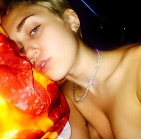 Miley Cyrus choc: spunta il lesbo selfie 2