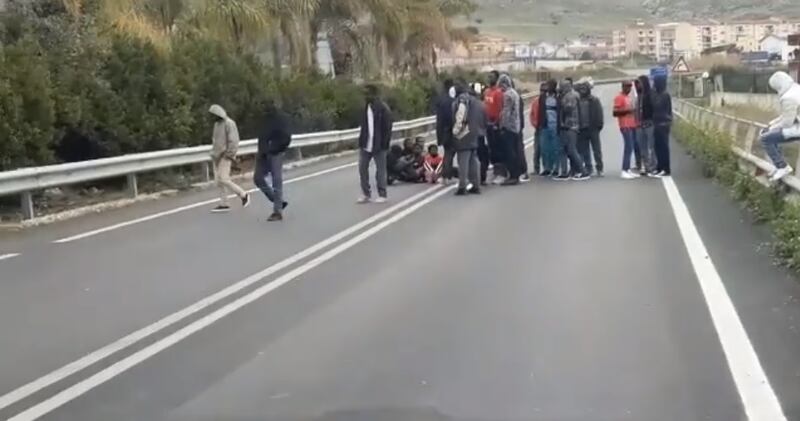Agrigento, migranti occupano la statale 2