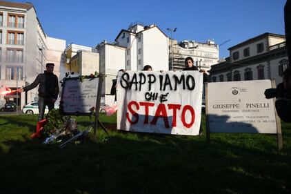 Gli studenti in corteo a Milano: alcuni indossano gilet gialli 6