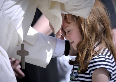 Lizzy abbraccia il Papa prima di diventare cieca 7