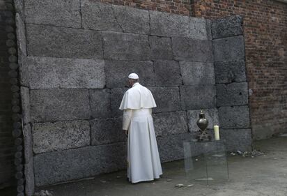 Il Papa in visita ad Auschwitz 12