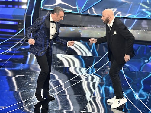 Sanremo, Rai multata con 206mila euro per il caso Travolta: "Episodio grave"