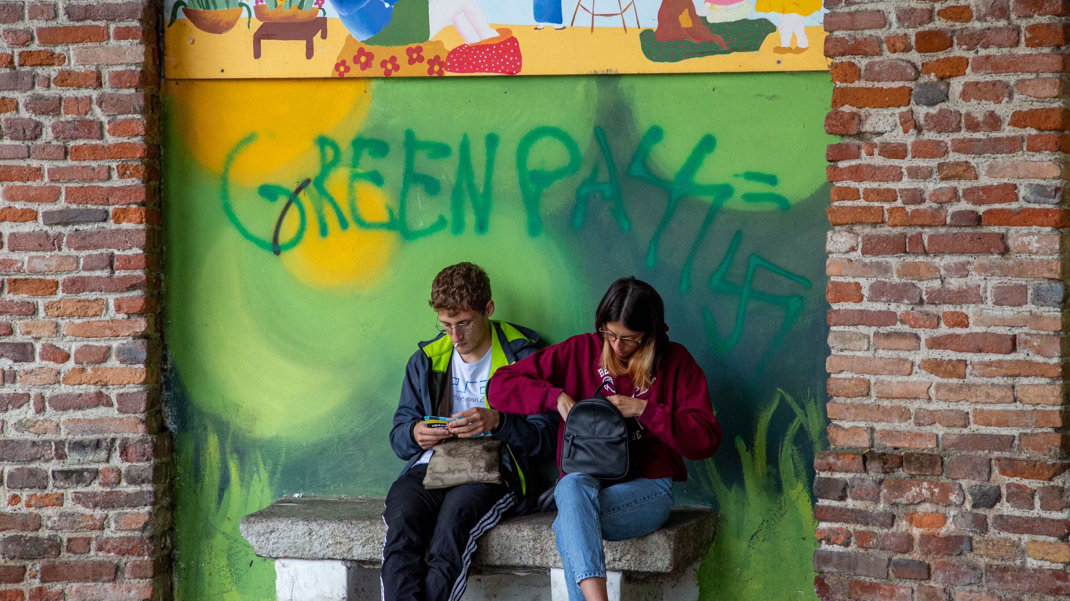 Green pass al via: sarà dimezzato il costo dei test. Dubbi sui controlli