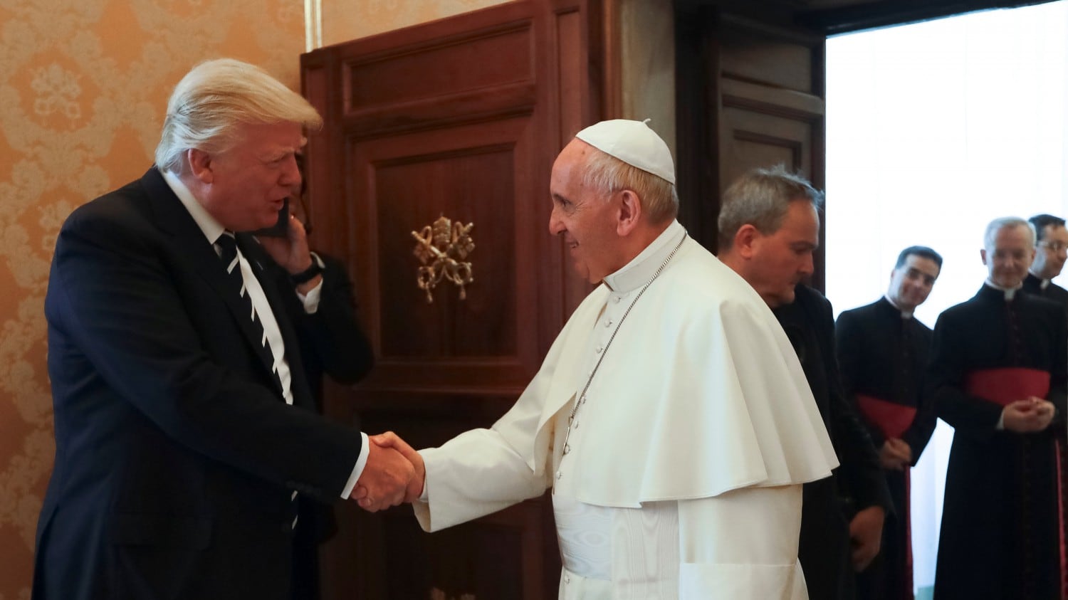Vaticano: "Biden come Benedetto XVI". Ma c'è un dossier che avvicina Bergoglio a Trump