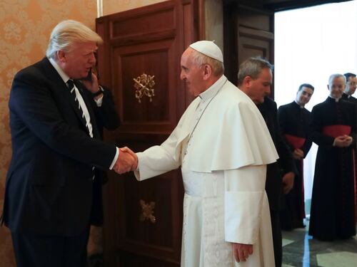 Vaticano: "Biden come Benedetto XVI". Ma c'è un dossier che avvicina Bergoglio a Trump