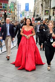 Rihanna, sexy scollatura sul red carpet 28