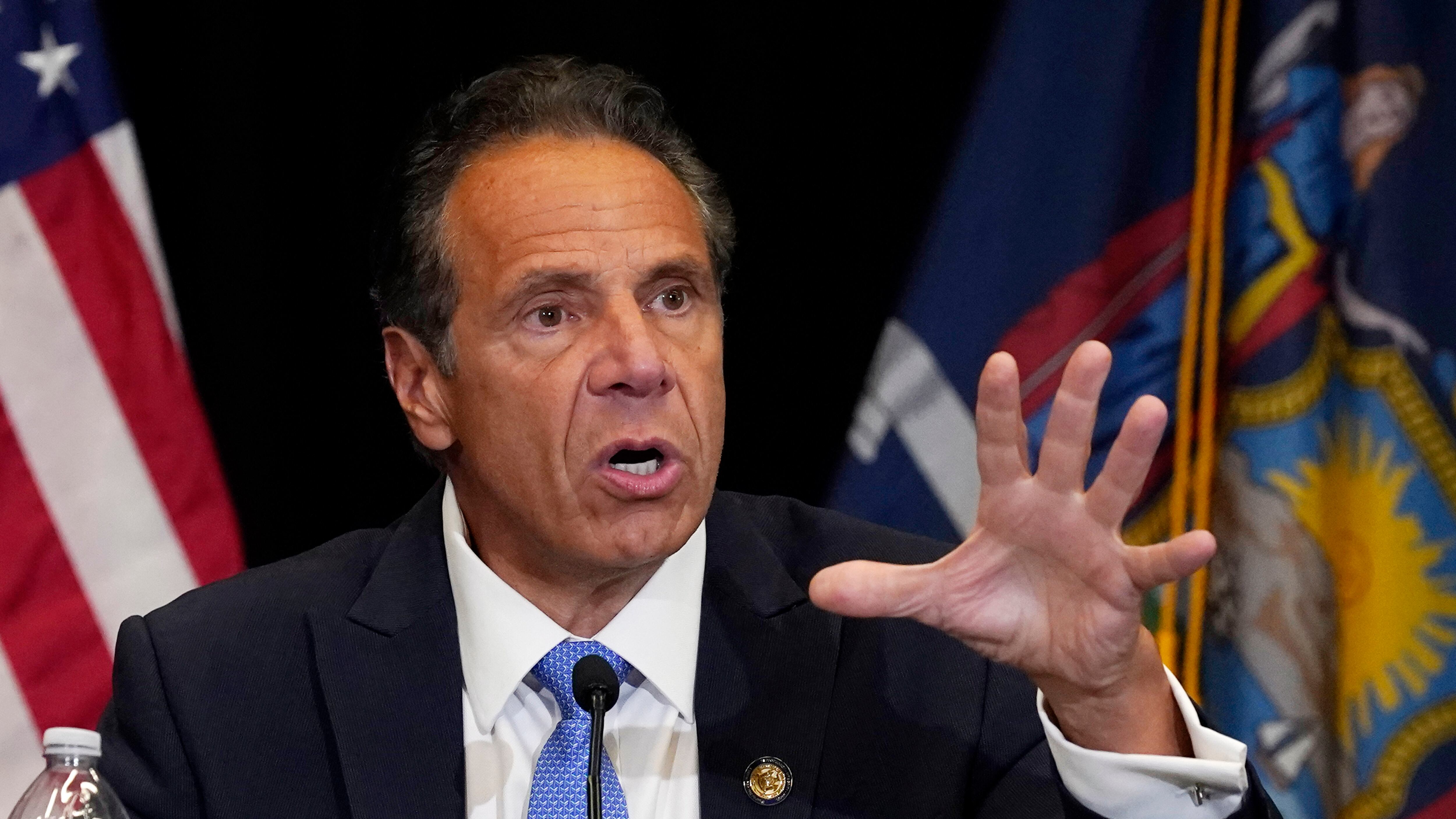 Cuomo, via anche la sua collaboratrice DeRosa. L'accusatrice: "Voleva soddisfazione sessuale"
