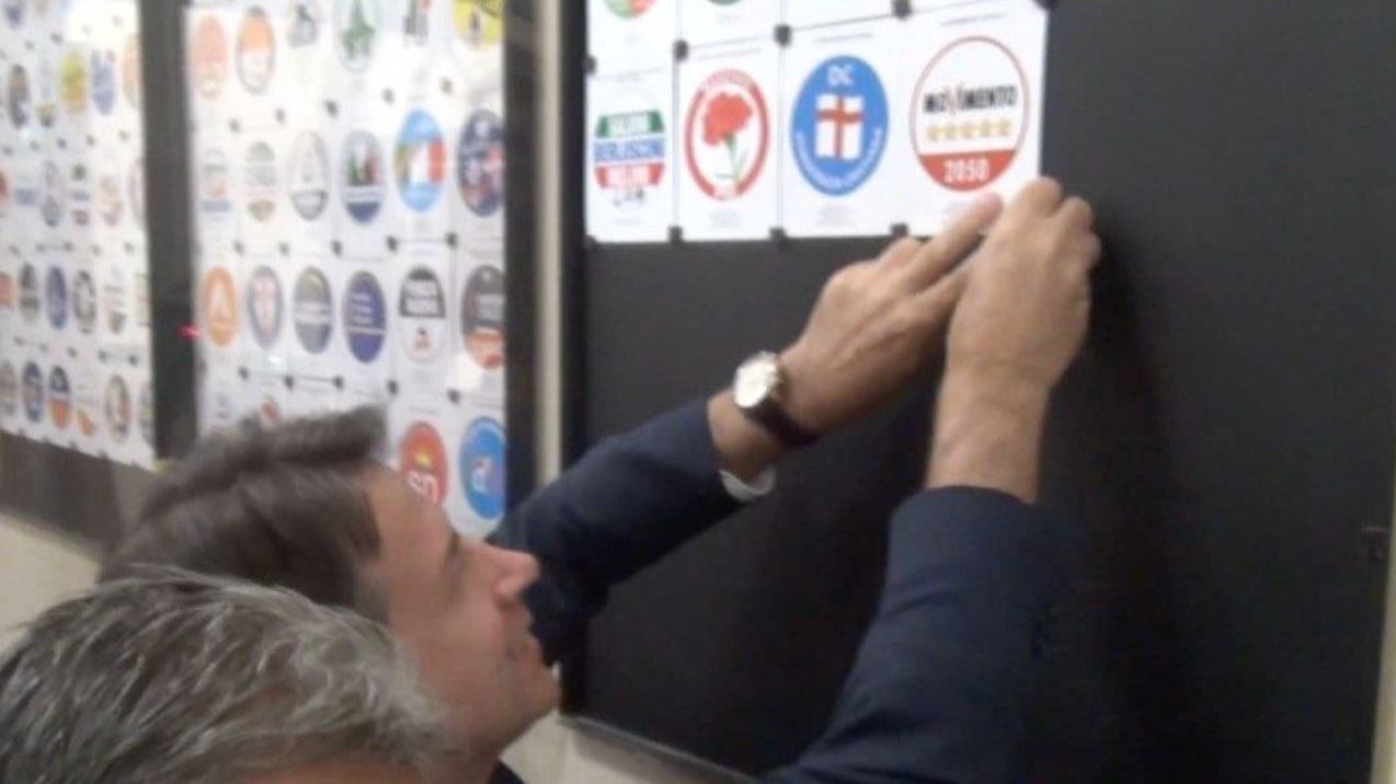 Conte, il dettaglio che lo umilia: cosa manca nel simbolo 5s