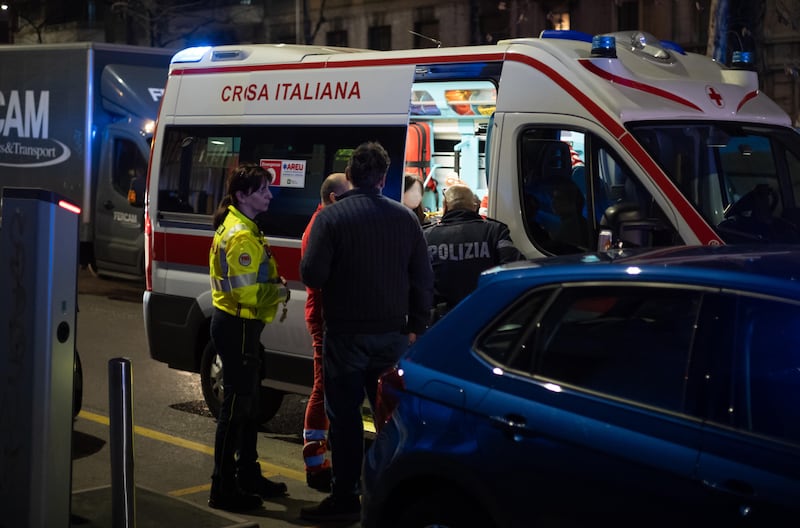 Aggressione a Milano: sei persone ferite, due in modo grave 7