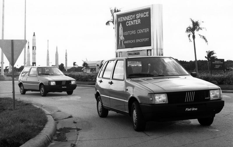 Le Fiat Uno sfilano dentro al Kennedy Space Center