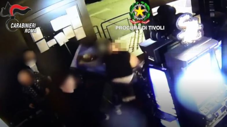 Aggredivano cittadini inermi: incastrati dalle telecamere