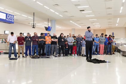 Musulmani pregano all'aeroporto di Dallas per protestare contro Trump 7